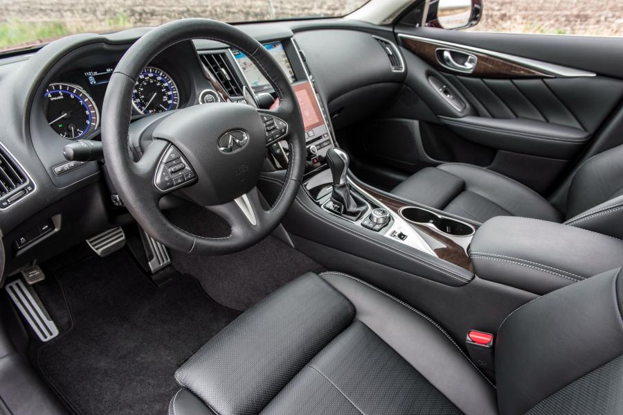 Интерьер Infiniti Q50 Red Sport 400 2016 года  (NA) (фото 17 из 36)